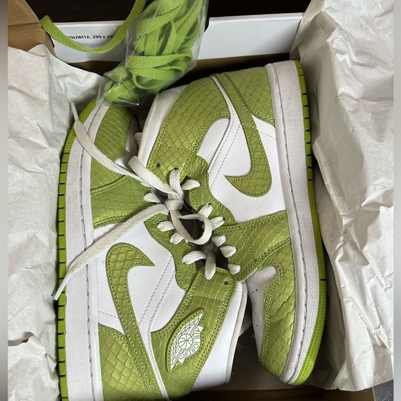 Nike Jordan 1 Mid - Picture 1 of 6